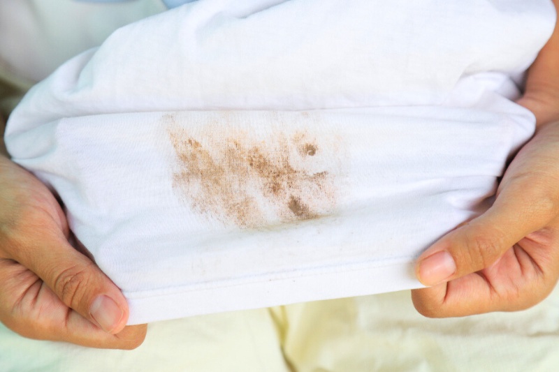 dirt stain on white clothes