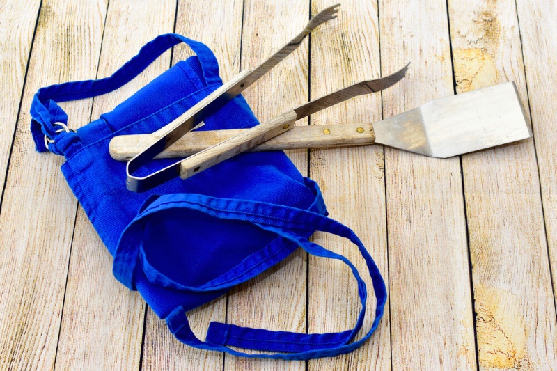 apron and barbecue tools