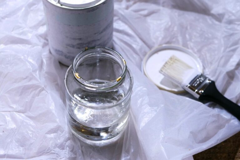 How to Clean Gloss Paint Off Brushes