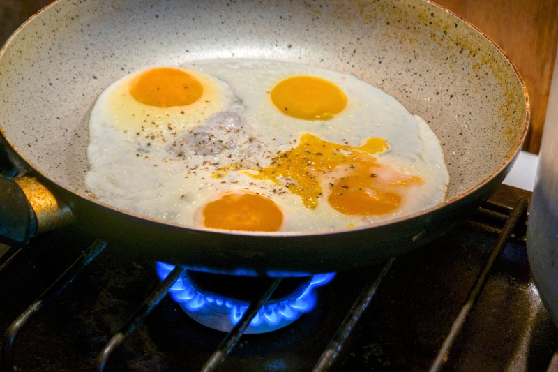 cooking egg on stove