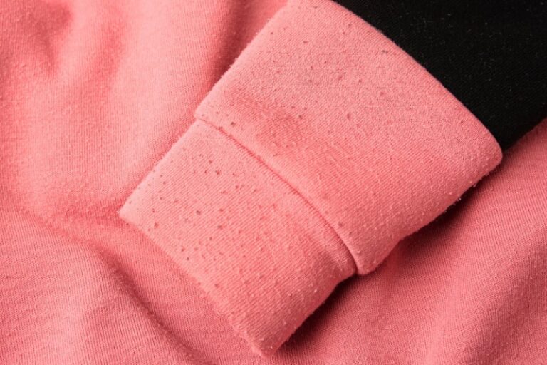 How to Get Lint Off Clothes