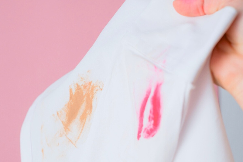 makeup stain on clothes