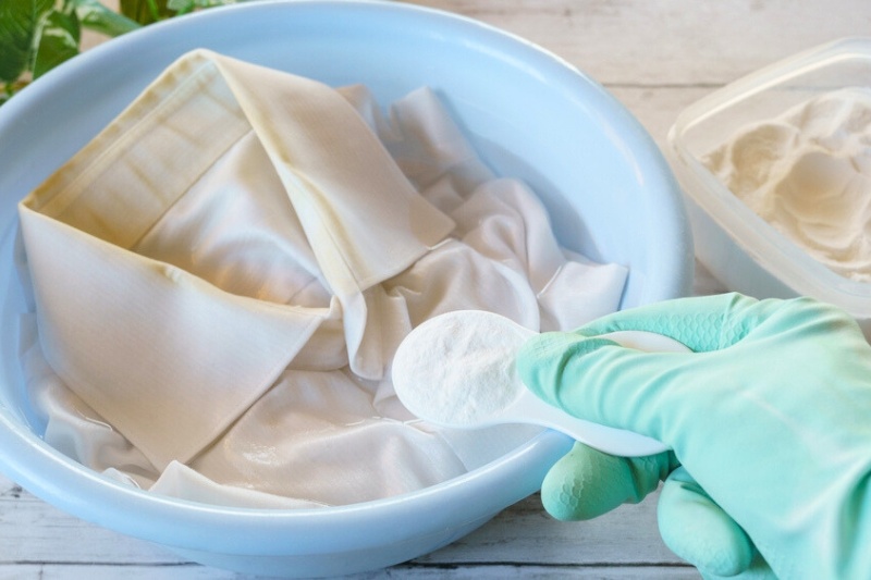 soak clothes with laundry detergent