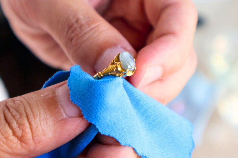 cleaning gold ring
