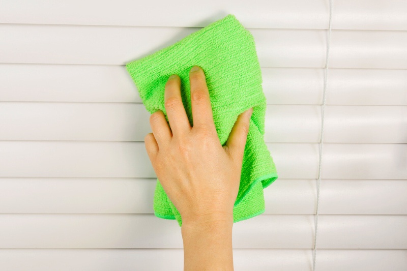 green microfibre cloth for cleaning blinds