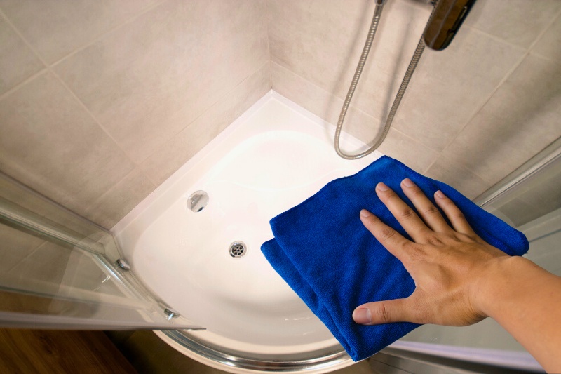 wipe shower tray with microfibre cloth